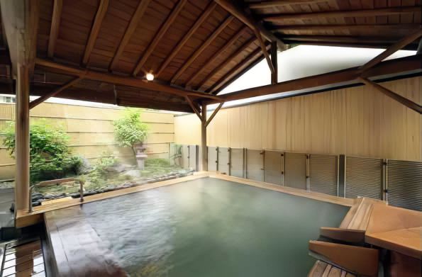 鳴子観光ホテル 鳴子温泉日帰り 檜造りの露天風呂