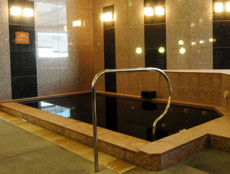 スーパー銭湯 東京 SPA＆HOTEL和-なごみ- 内風呂の源泉かけ流し風呂は真っ黒♪