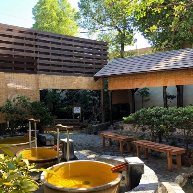 スーパー銭湯 東京 東京前野原温泉さやの湯処 露天にはつぼ湯やベンチもあります