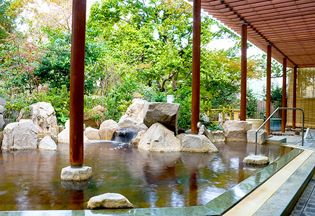 スーパー銭湯 東京 豊島園庭の湯 緑と空が気持ちいい露天風呂(天然温泉)