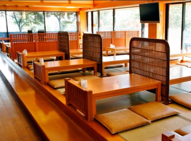 スーパー銭湯 東京 よみうりランド丘の湯 食事処 麒麟亭。テーブル席や座敷席があります。