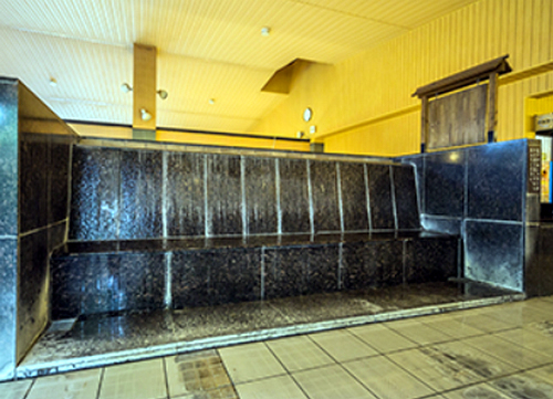 スーパー銭湯 東京 昭島温泉湯楽の里 内風呂にある腰かけ湯