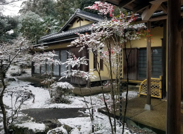 神湯館 榊原温泉 温泉 日帰り 館内には手入れの行き届いた日本庭園もあります。