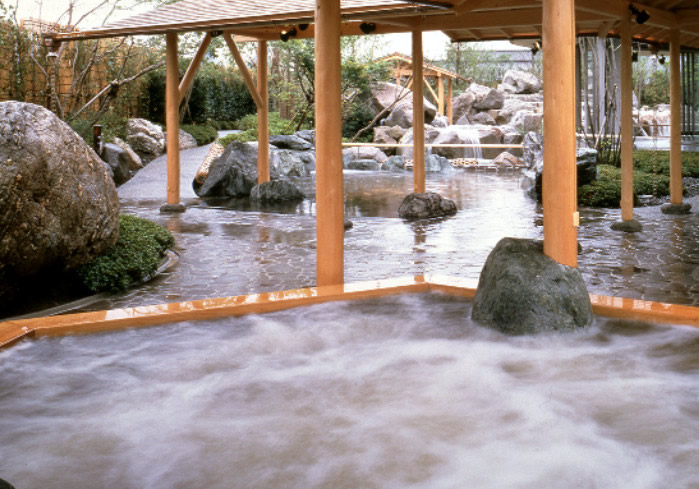 なばなの里 里の湯 長島温泉 温泉 日帰り 木のジャグジーのある露天風呂