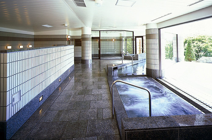 ホテルマウント富士 山中湖 温泉 日帰り 外の景色を眺めつつゆっくり入浴できる内風呂