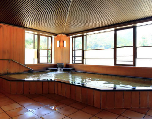 ホテル湯の本 湯の山温泉 温泉 日帰り 御在所岳が一望でき、木目調で落ち着いた雰囲気の大浴場
