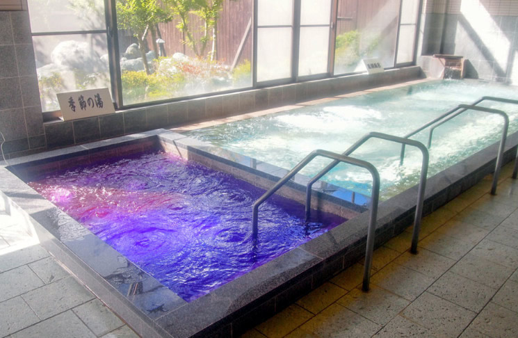 富士西湖温泉 いずみの湯 河口湖 温泉 日帰り 自然海塩使用の黒潮風呂