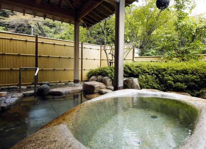 鹿の湯ホテル 湯の山温泉 温泉 日帰り 岩風呂と人気の大石風呂