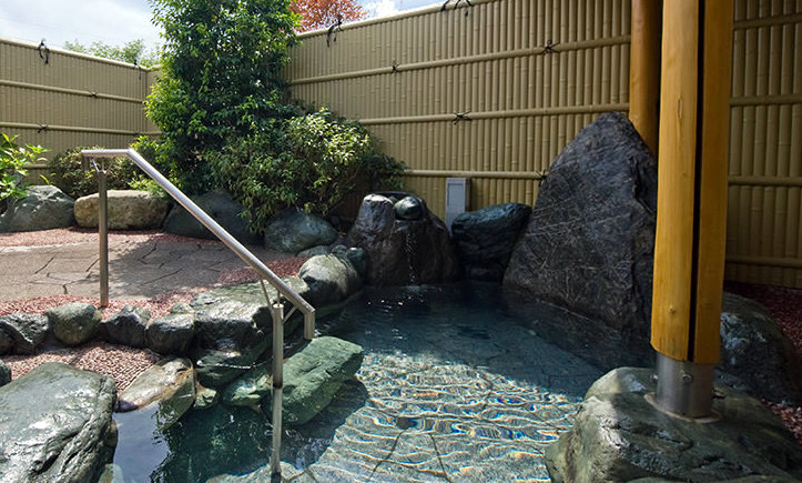 富士と湖の宿 多賀扇 山中湖 温泉 日帰り 風情ある東屋を備えた岩の露天風呂
