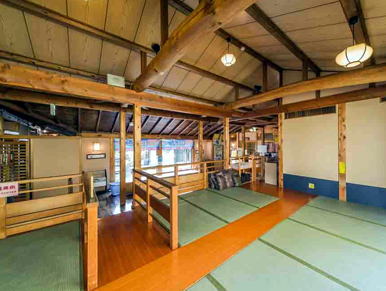 スーパー銭湯 千葉 市原温泉湯楽の里 畳の休憩スペース(全員無料で利用できる)