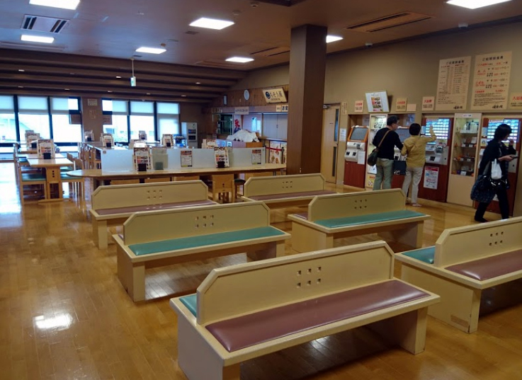 スーパー銭湯 千葉 湯楽の里松戸店 椅子スペースもあります