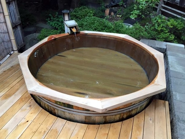 浅間温泉 目之湯旅館 浅間温泉 温泉 日帰り 桶のような丸い湯船は印象的な露天風呂