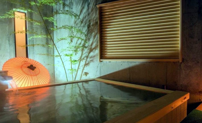 華灯りの宿 加命の湯 湯田中温泉 温泉 日帰り 夜は灯りがともり雰囲気満点の露天風呂