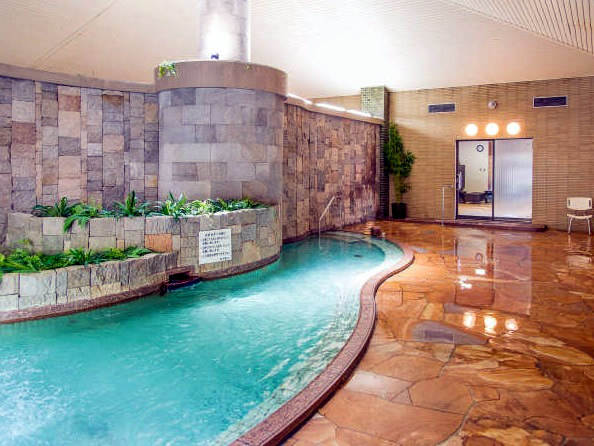 リブマックスリゾート加賀山代 山代温泉 温泉 日帰り 天井は高く、開放感のある内風呂